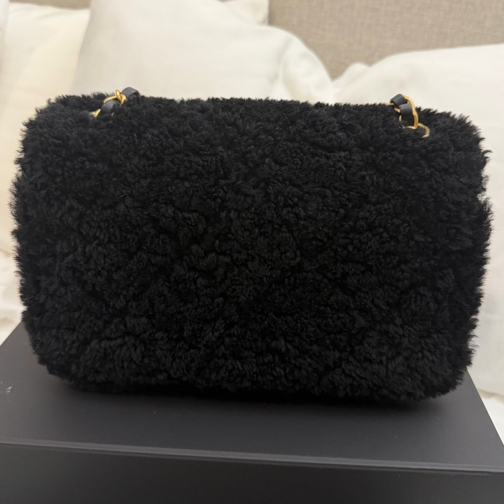 CHANEL Shearling Teddy Lambskin Black Medium Flap Bag - Picture 4 of 16